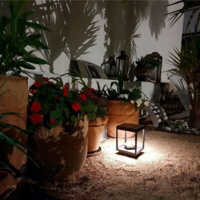Visor di Beneito Faure è un arredo luminoso led per esterni a lanterna dallo stile moderno a luce diffondente. Ideale come illuminazione da giardino in IP65.