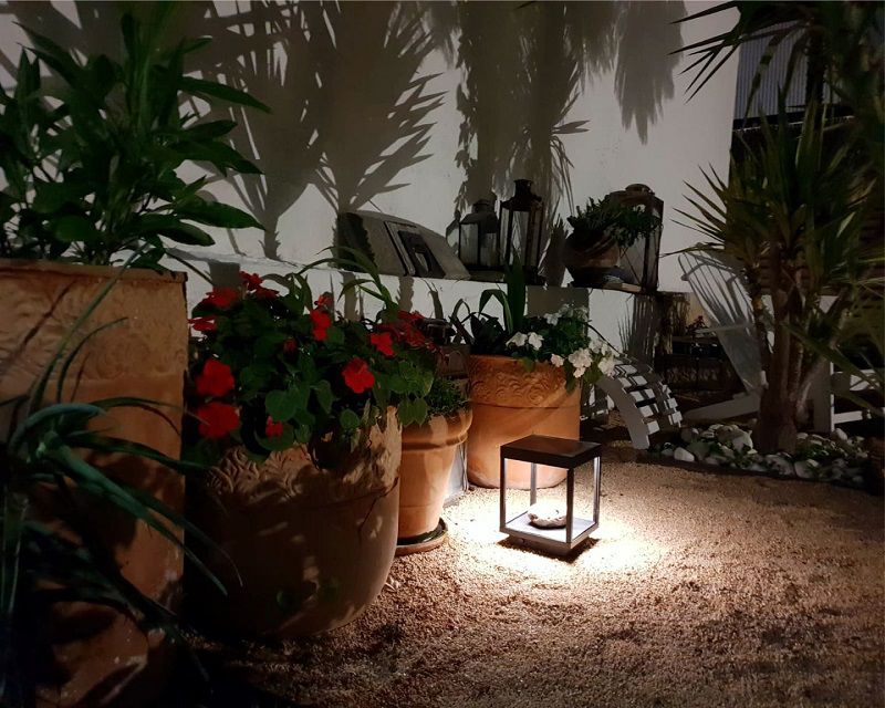 Visor di Beneito Faure è un arredo luminoso led per esterni a lanterna dallo stile moderno a luce diffondente. Ideale come illuminazione da giardino in IP65.