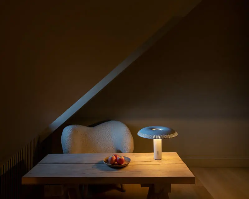 W203 ilumina wastberg lampada da tavolo bianca accesa ambiente